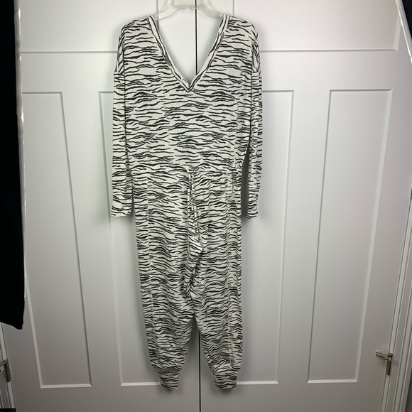 NEW Chaser SMALL one Piece Romper Jumpsuit White Gray Zebra Lounge V Neck - Picture 1 of 7